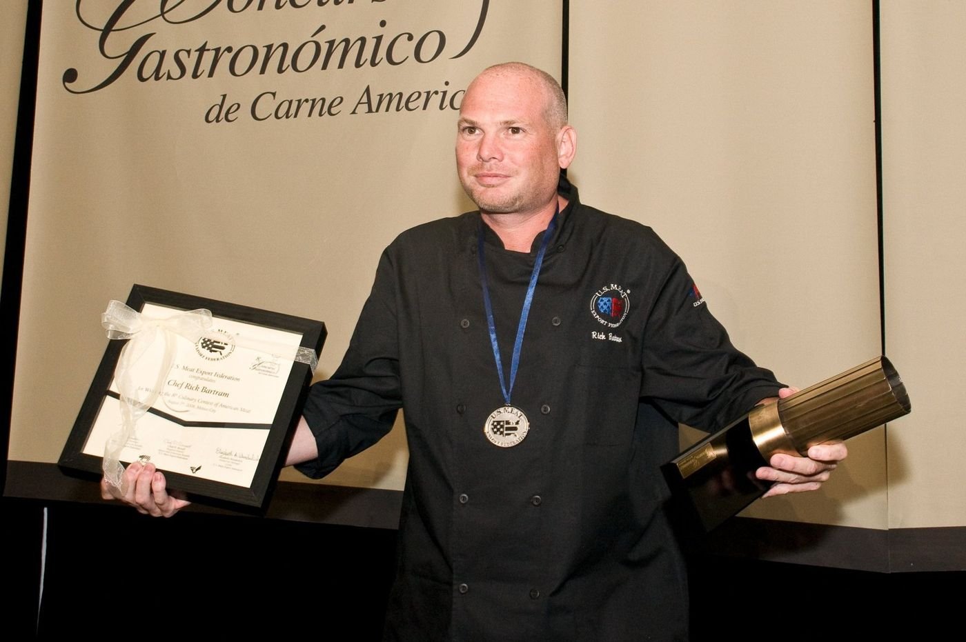 Rick Bartram receiving an award in Mexico City